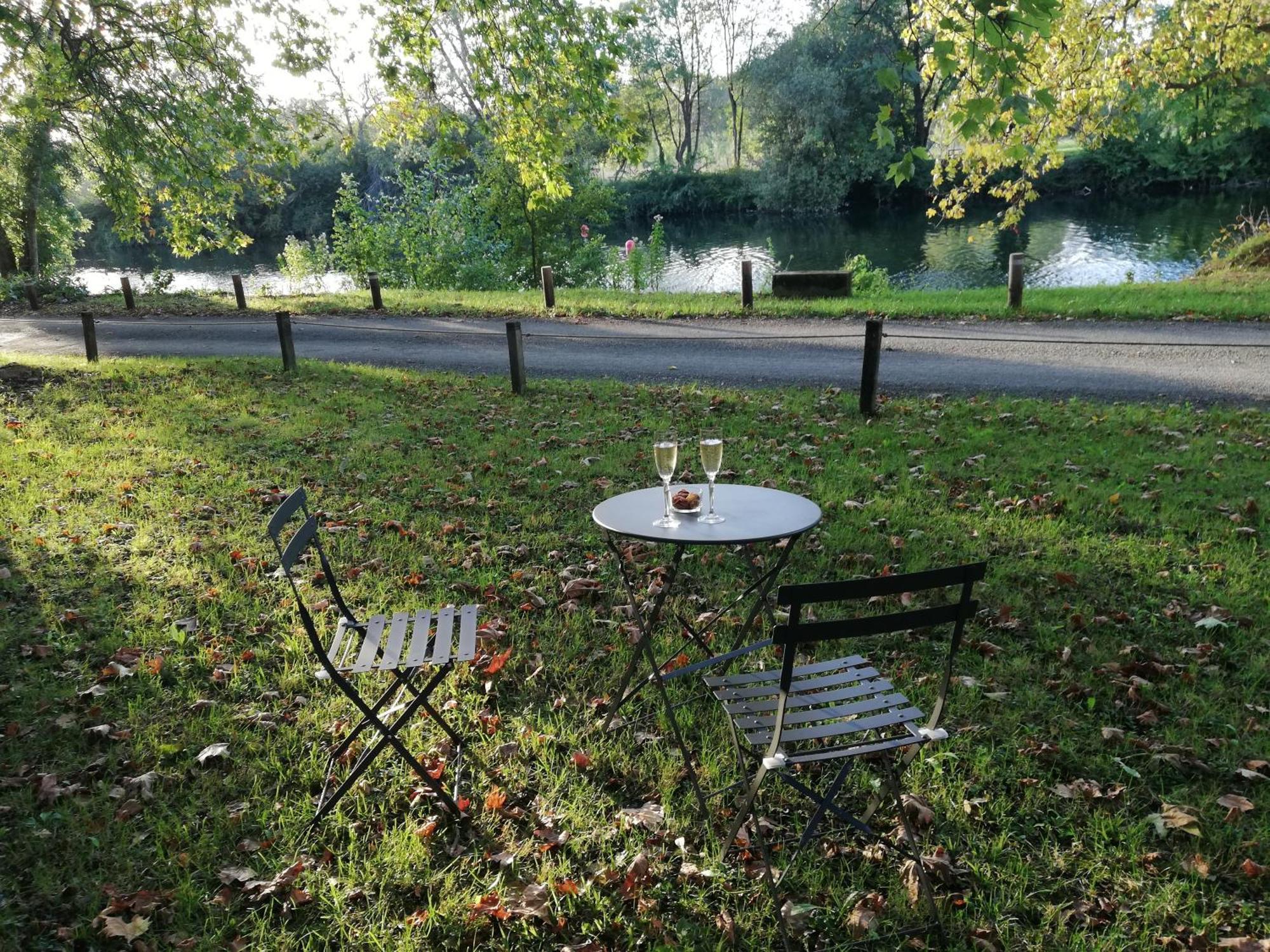 Bed and Breakfast Le Domaine Des Platanes Bourg-Charente Екстер'єр фото